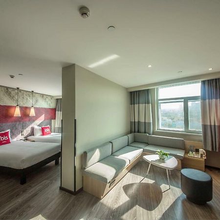 Ibis Urumqi Weixing Square Hotel Exteriör bild