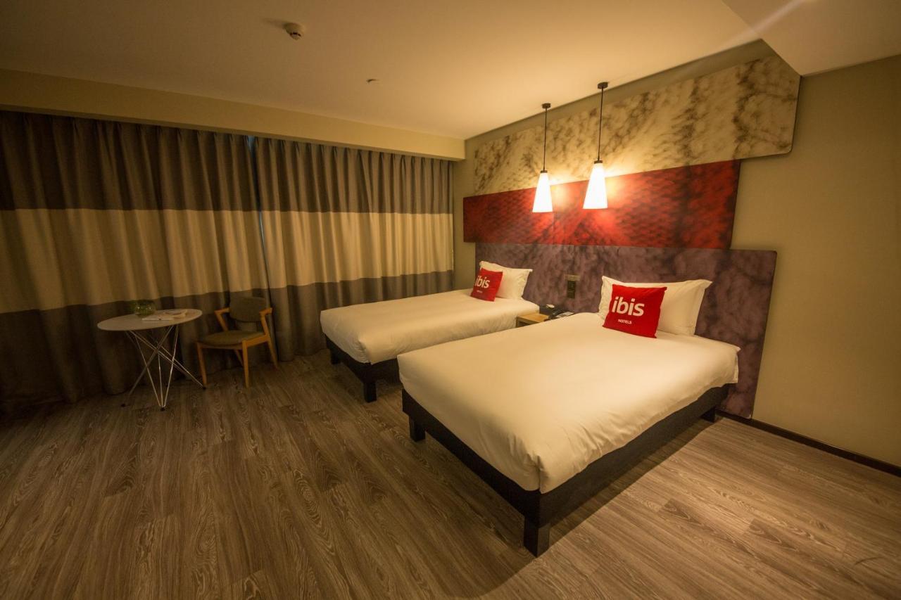 Ibis Urumqi Weixing Square Hotel Exteriör bild