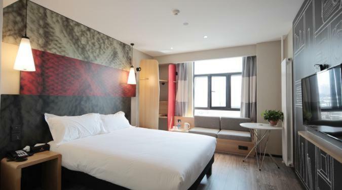 Ibis Urumqi Weixing Square Hotel Exteriör bild