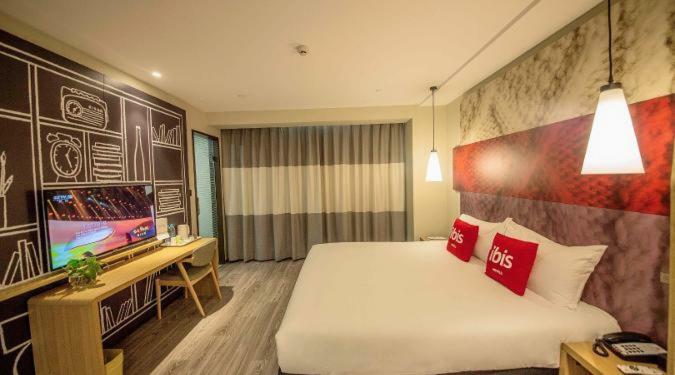 Ibis Urumqi Weixing Square Hotel Exteriör bild