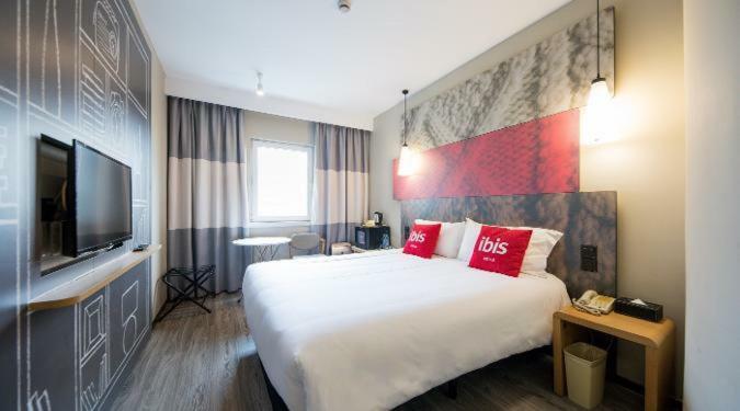 Ibis Urumqi Weixing Square Hotel Exteriör bild