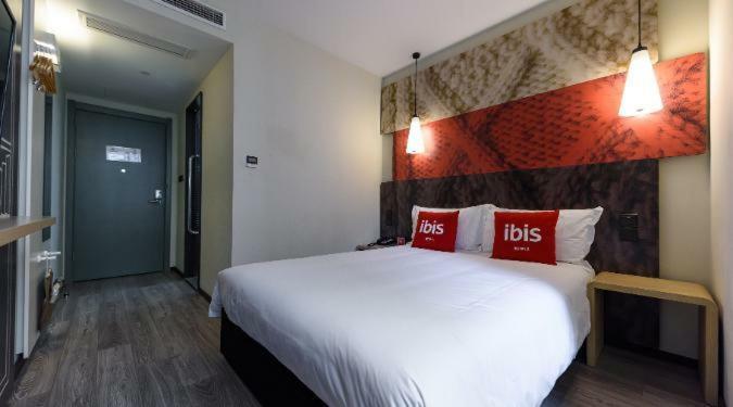 Ibis Urumqi Weixing Square Hotel Exteriör bild